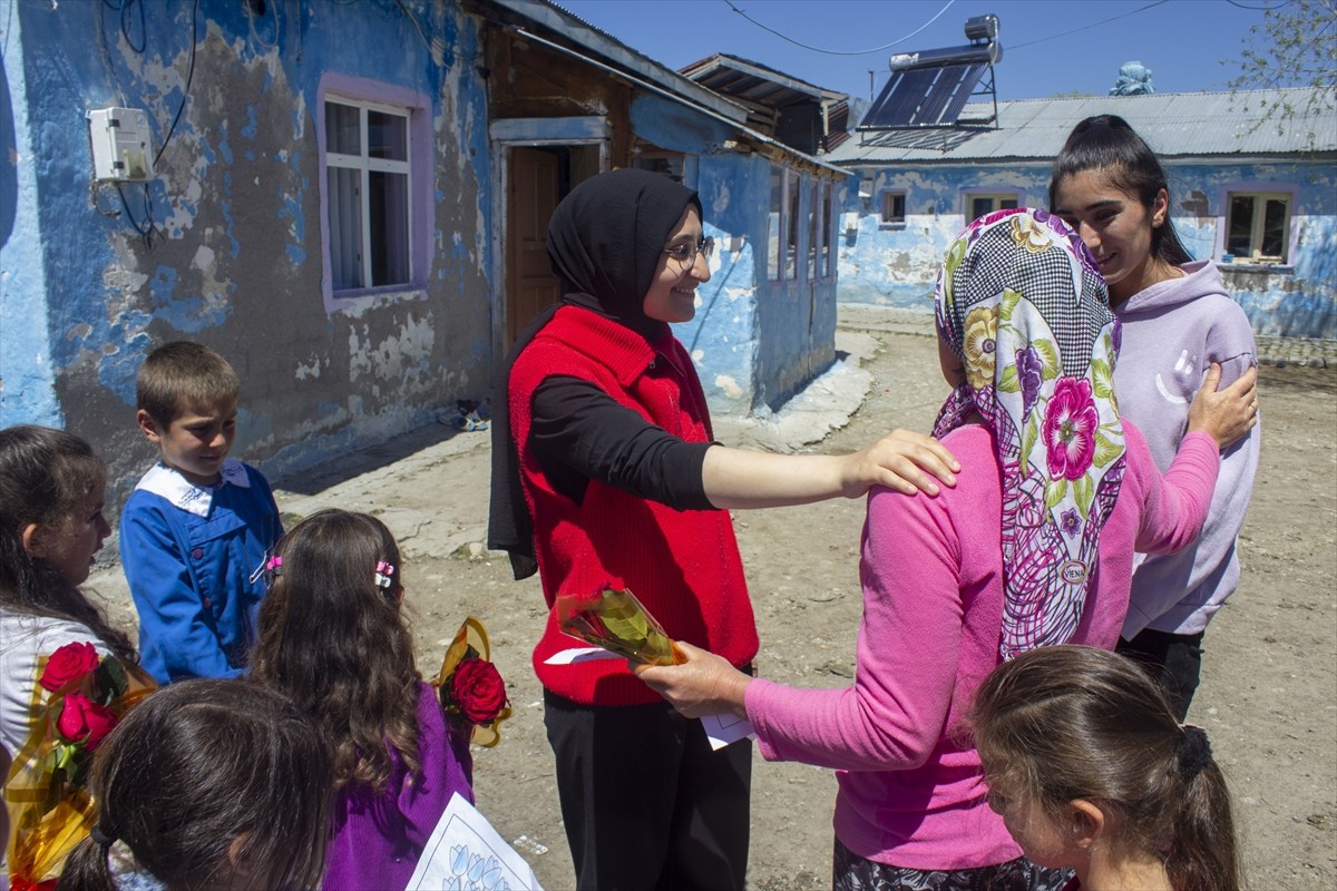 Kars'ın Akyaka ilçesinde ilkokul öğrencileri, Anneler Günü dolayısıyla çizdikleri resimler ile...