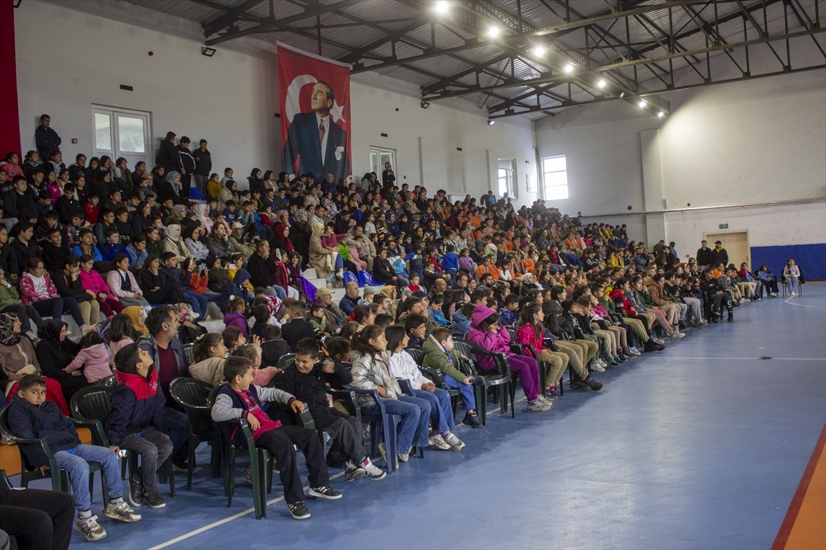 Kars'ın Akyaka ilçesinde "Vagon Sahne Projesi" kapsamında raylar üzerindeki sahnede oynanması...