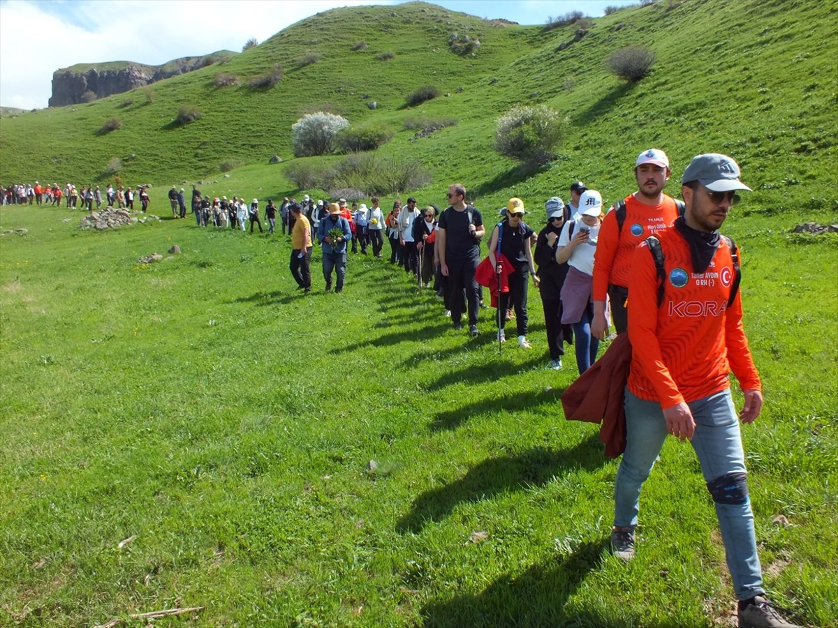 Kars'ın Kağızman ilçesinde 117 doğasever, ilçenin doğal güzelliklerine dikkati çekmek için Kozlu...