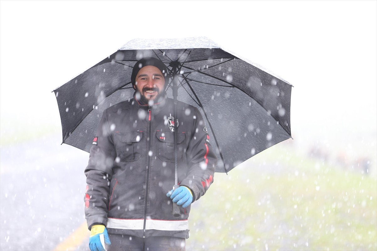 Kars'ın Susuz ilçesi kırsalında hayvanlarını otlatırken kar yağışına hazırlıksız yakalanan...