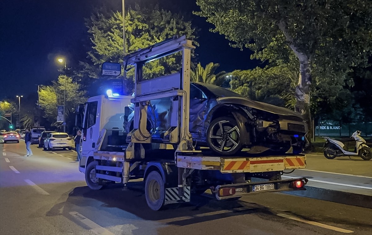 Kartal'da 2 otomobilin çarpışması sonucu 5 kişi yaralandı. Çarpışmanın etkisiyle refüje çıkan...