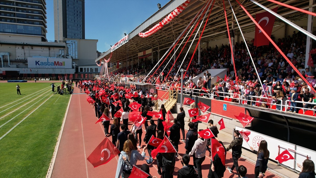 Kastamonu'da 19 Mayıs Atatürk'ü Anma, Gençlik ve Spor Bayramı dolayısıyla Gazi Stadyumu'nda tören...