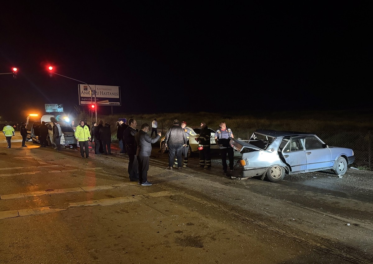 Kastamonu'da 4 aracın karıştığı zincirleme trafik kazasında 9 kişi yaralandı.