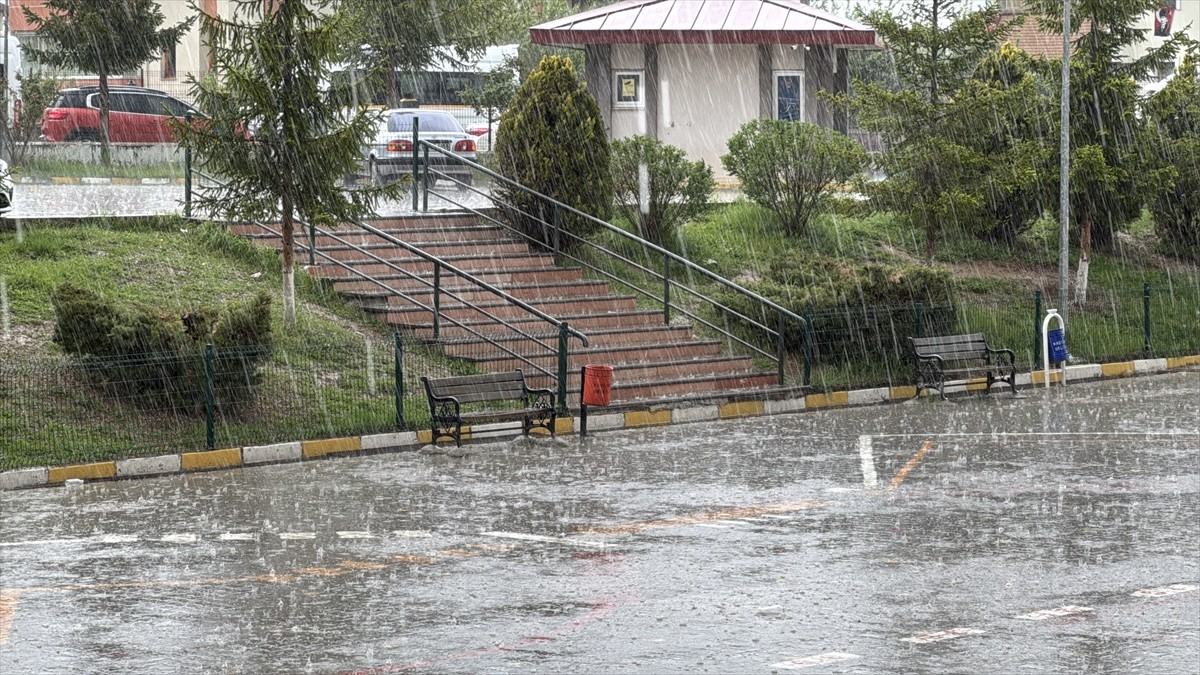 Kastamonu'da etkili olan sağanak hayatı olumsuz etkiledi.