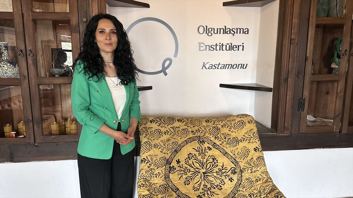 Kastamonu'da geleneksel taş baskı sanatının nadir desenlerinin bulunduğu asırlık yorgan ile...