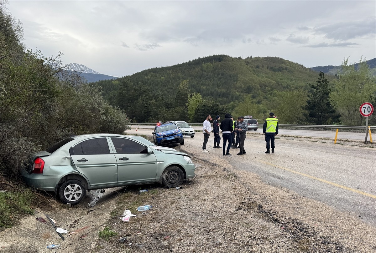 Kastamonu'da otomobilin arıza yapan araca çarptığı kazada 4 kişi yaralandı.