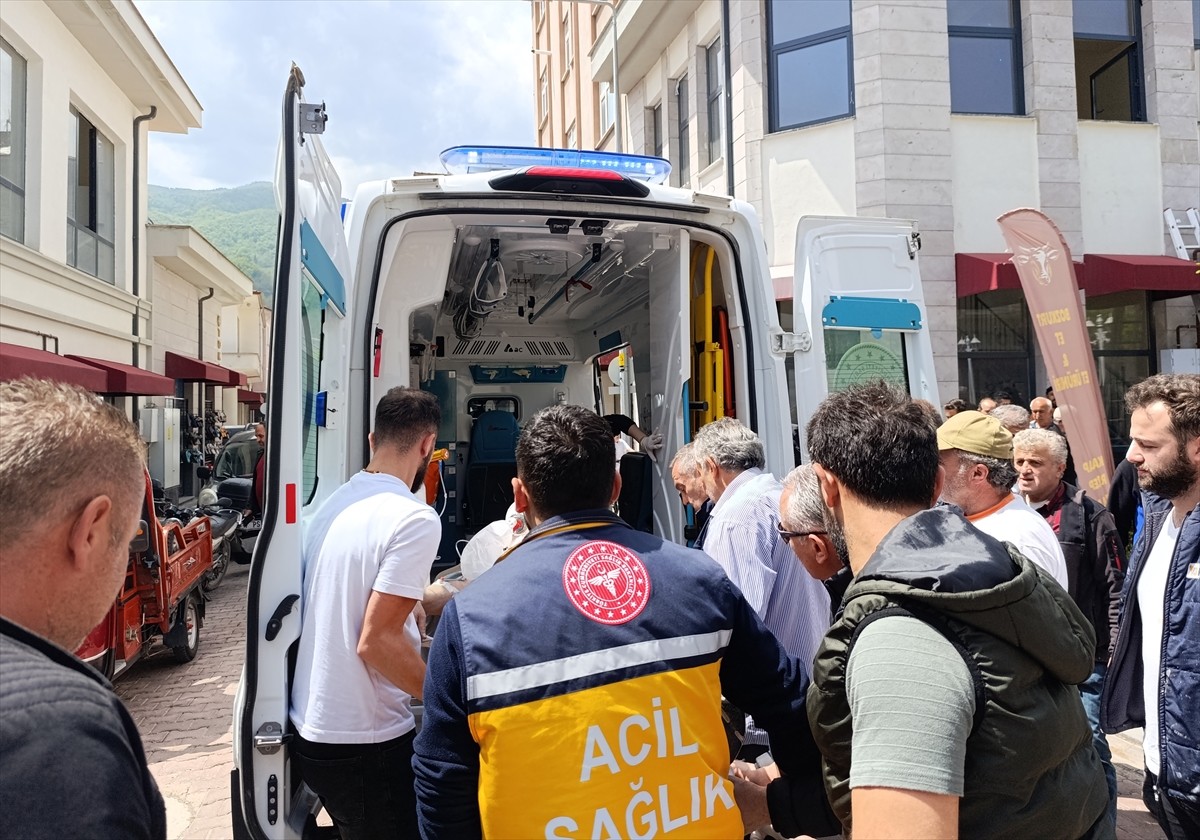 Kastamonu’nun Bozkurt ilçesinde kahvehanede otururken kalbi duran vatandaş, Acil Sağlık ekibinin...
