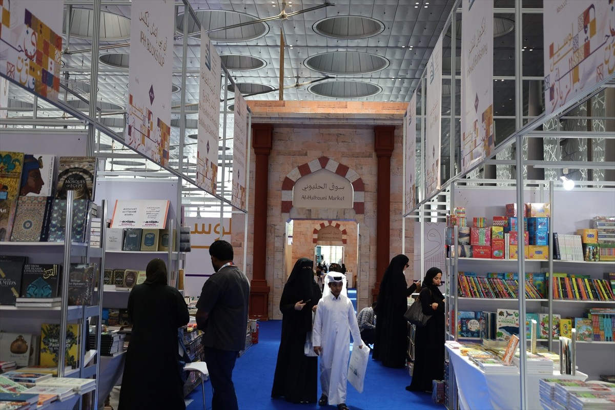 Katar'ın başkenti Doha'da düzenlenen 34. Doha Uluslararası Kitap Fuarı alanına kurulan temsili...