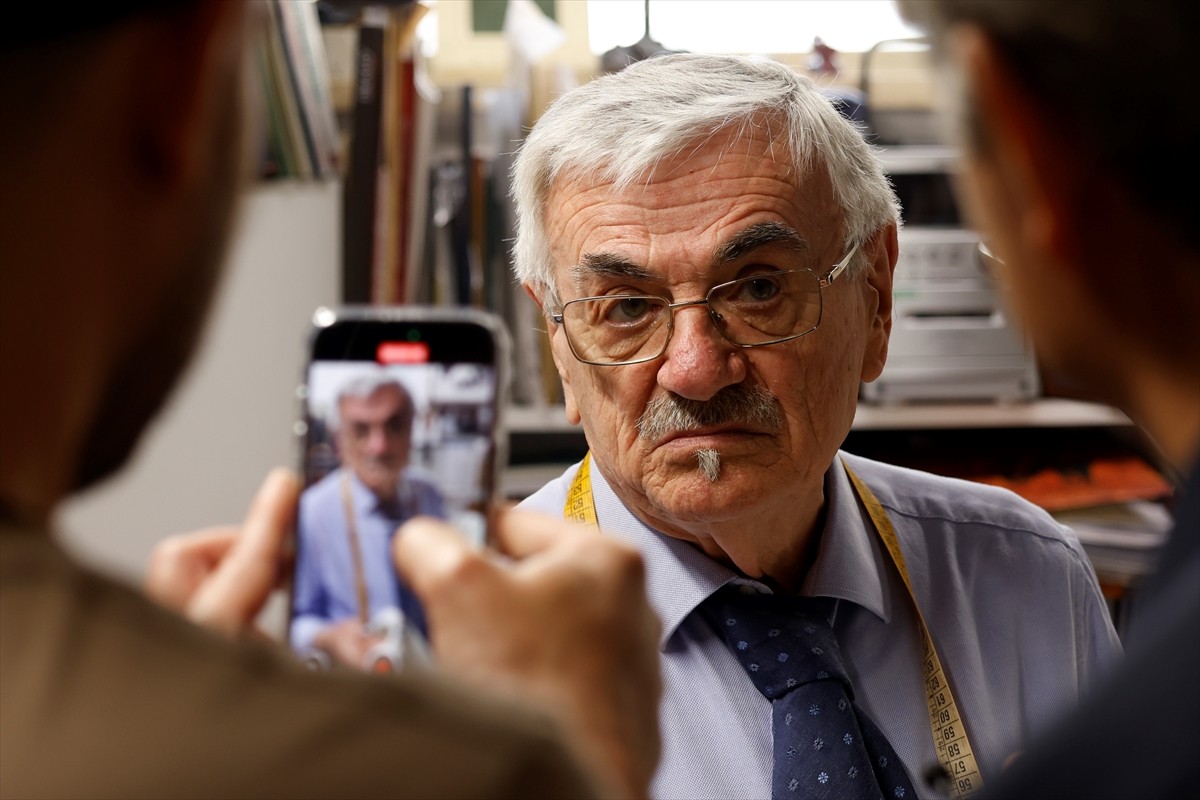 Katolik Kilisesi yeni liderini seçmeye hazırlanırken İtalyan terzi Raniero Mancinelli de hummalı...