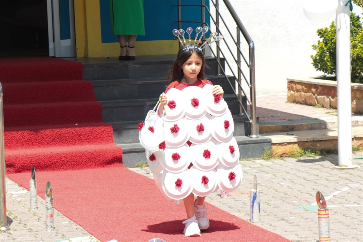 Kayseri'de anaokulu öğrencileri, çeşitli atık malzemelerle yaptıkları kostümleri defilede...