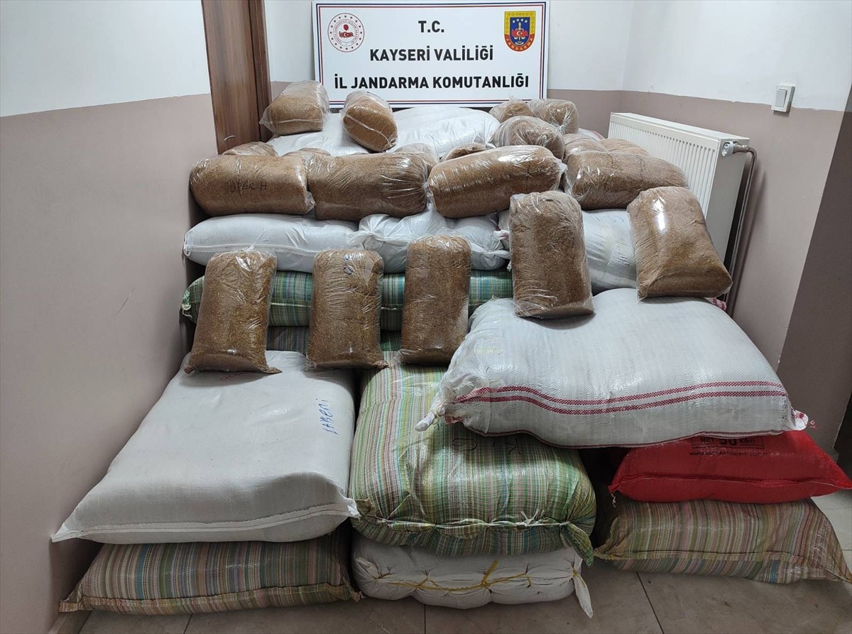 Kayseri'de jandarma ekipleri tarafından 1,5 ton kaçak tütün ele geçirildi.