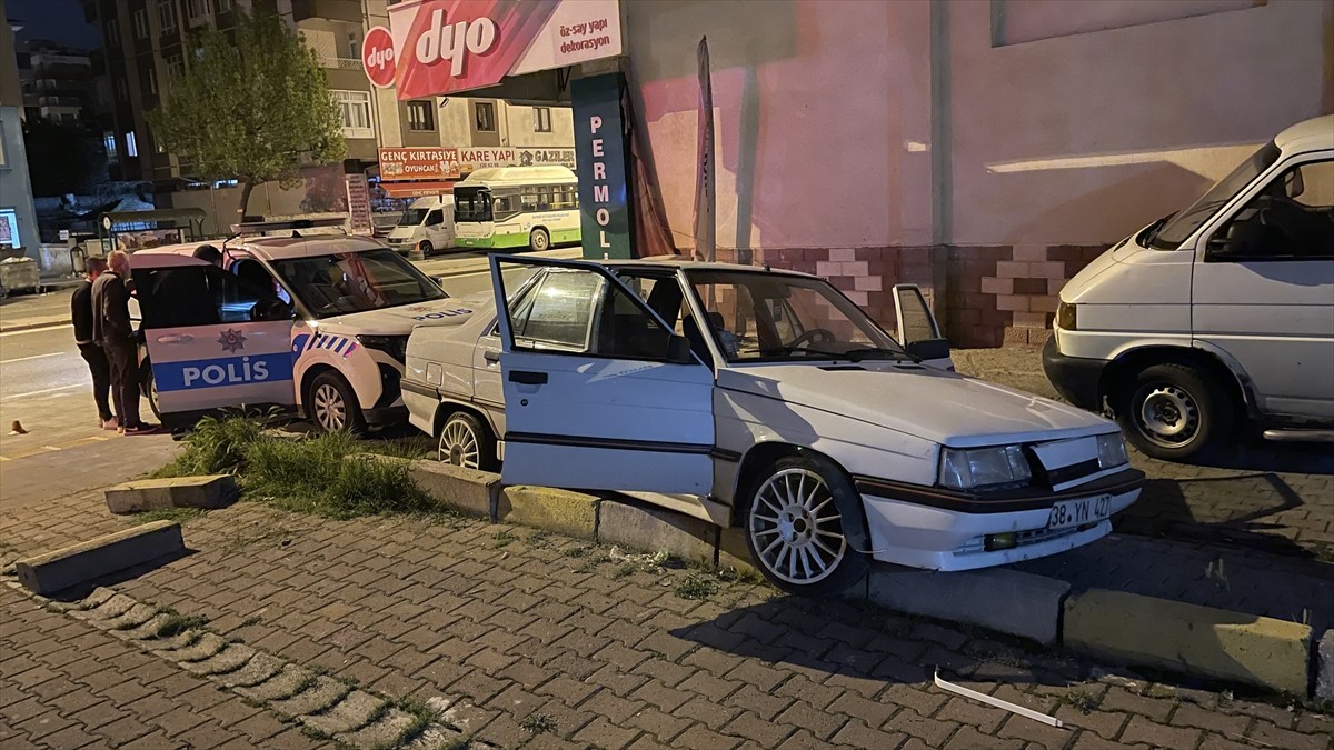 Kayseri'de polisin "dur" ihtarına uymayan alkollü otomobil sürücüsü, evinin otoparkında kaza...
