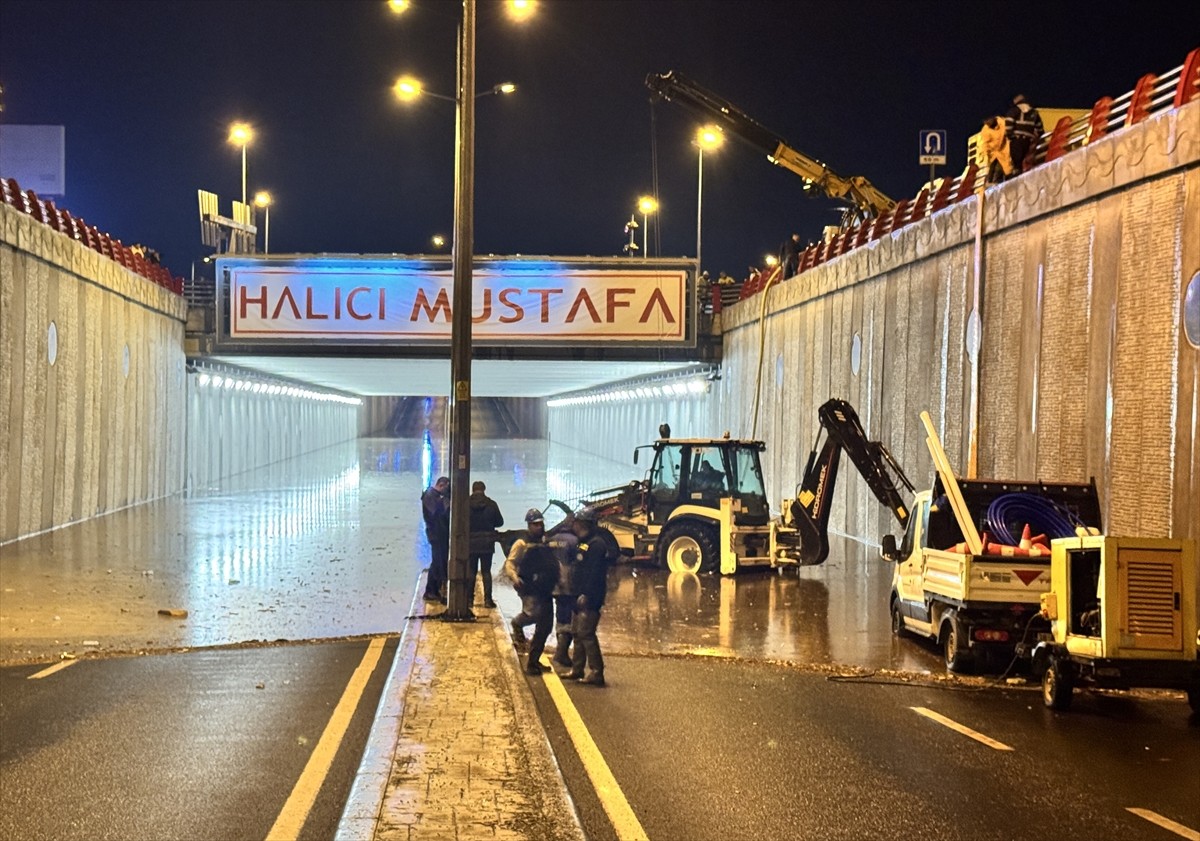 Kayseri'de sağanak yaşamı olumsuz etkiledi. Sağanak nedeniyle cadde, sokak ve yollarda su...