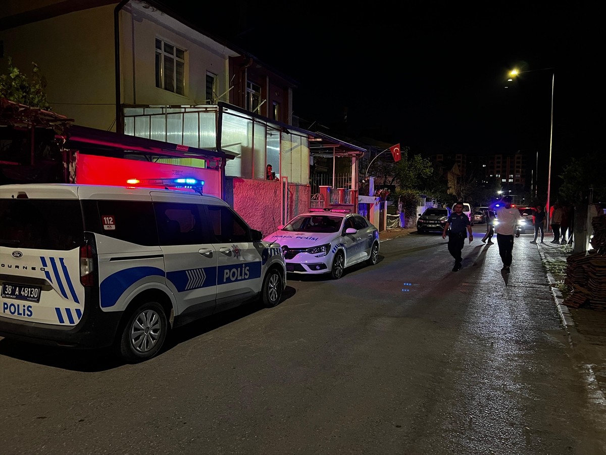 Kayseri'de sahipli köpeğin saldırısında yaralanan çocuk, hastaneye kaldırıldı. Polis olayla ilgili...