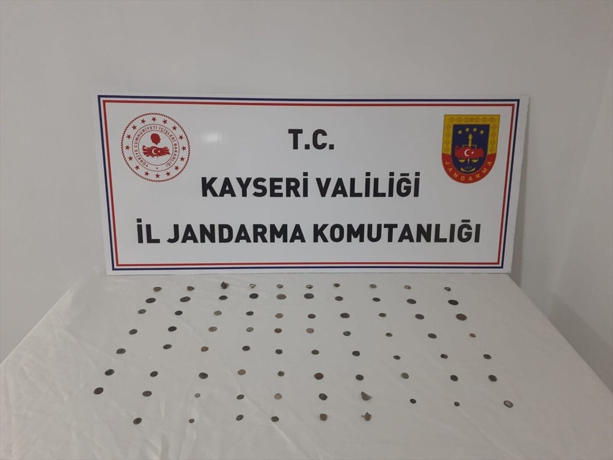 Kayseri'de tarihi eser niteliğinde olduğu değerlendirilen 76 sikke ve obje ele geçirildi, 1...