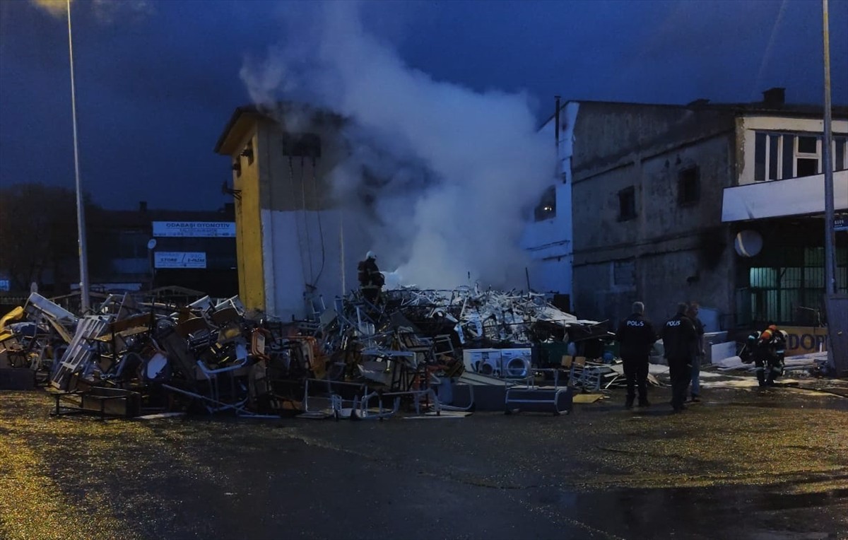 Kayseri'de yıldırımın isabet ettiği hurdalıkta çıkan yangın hasara yol açtı.