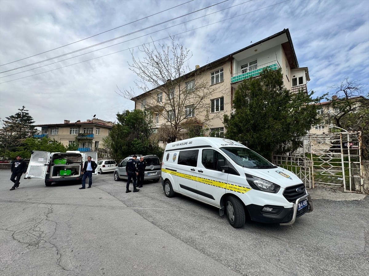 Kayseri'nin Talas ilçesinde bir kişi tartıştığı oğlu tarafından bıçakla öldürüldü. Ekipler olay...