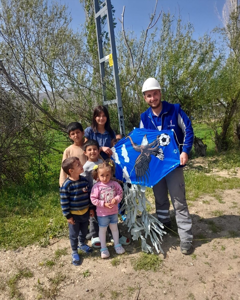 Kayseri ve Civarı Elektrik Türk Anonim Şirketi (KCETAŞ) ekipleri, çocukların elektrik tellerine...