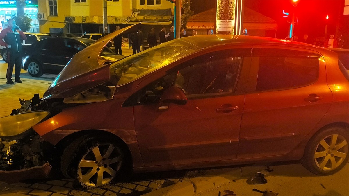 Kırıkkale'de çaldığı 2 araçla kaçarken 7 araca çarpıp 5 kişinin yaralanmasına neden olduğu öne...