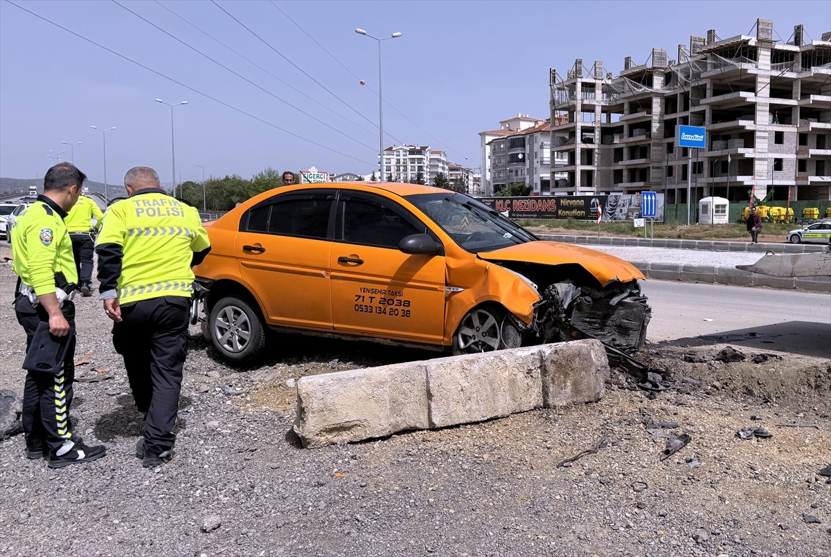 Kırıkkale'nin Yahşihan ilçesinde taksinin beton bariyere çarpması sonucu 2 kişi yaralandı....
