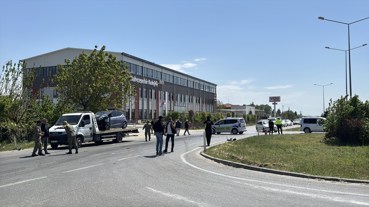 Kırklareli'nde askeri araçla otomobilin çarpışması sonucu 3'ü askeri personel 4 kişi...