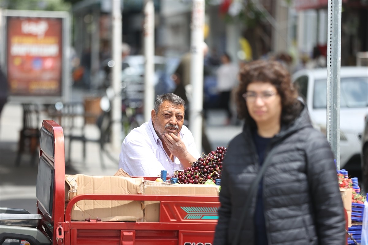 Kırklareli'nde hayatını kaybeden sanatçı İlhan Şeşen'in anısına belediye hoparlörlerinden...