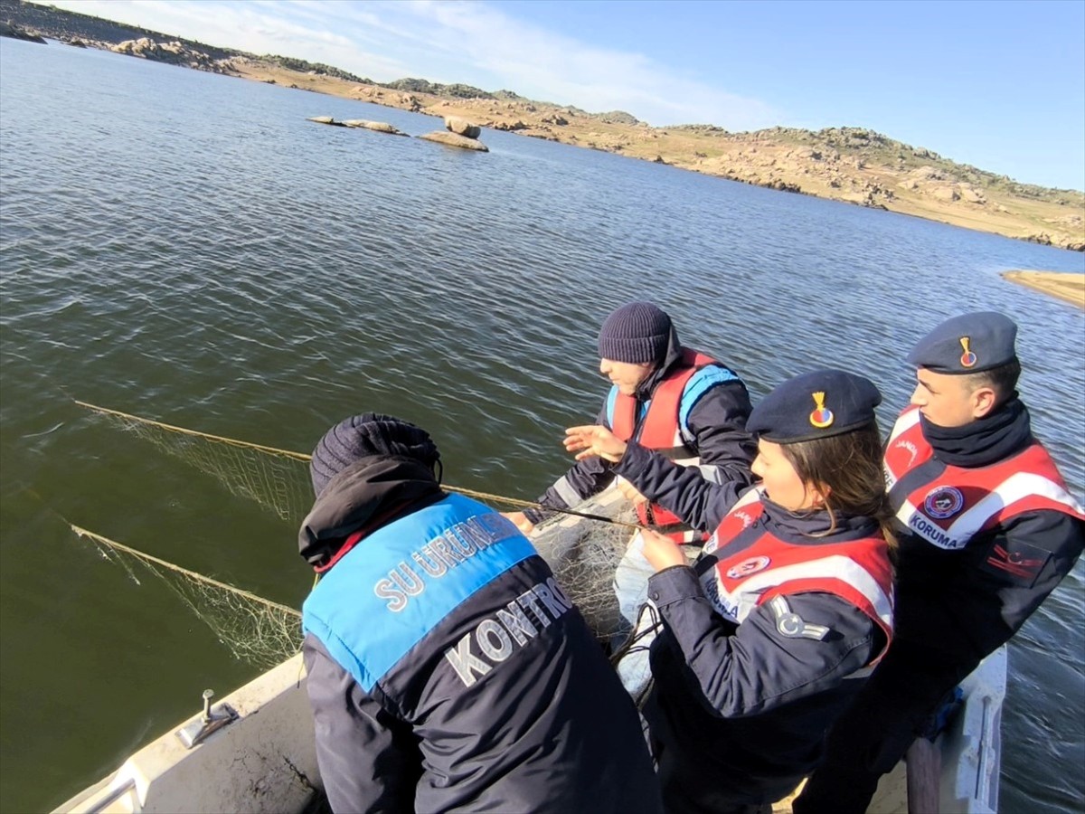 Kırklareli'nde kaçak avcılıkla mücadele kapsamında baraj gölüne serilen 500 metre ağ ele...