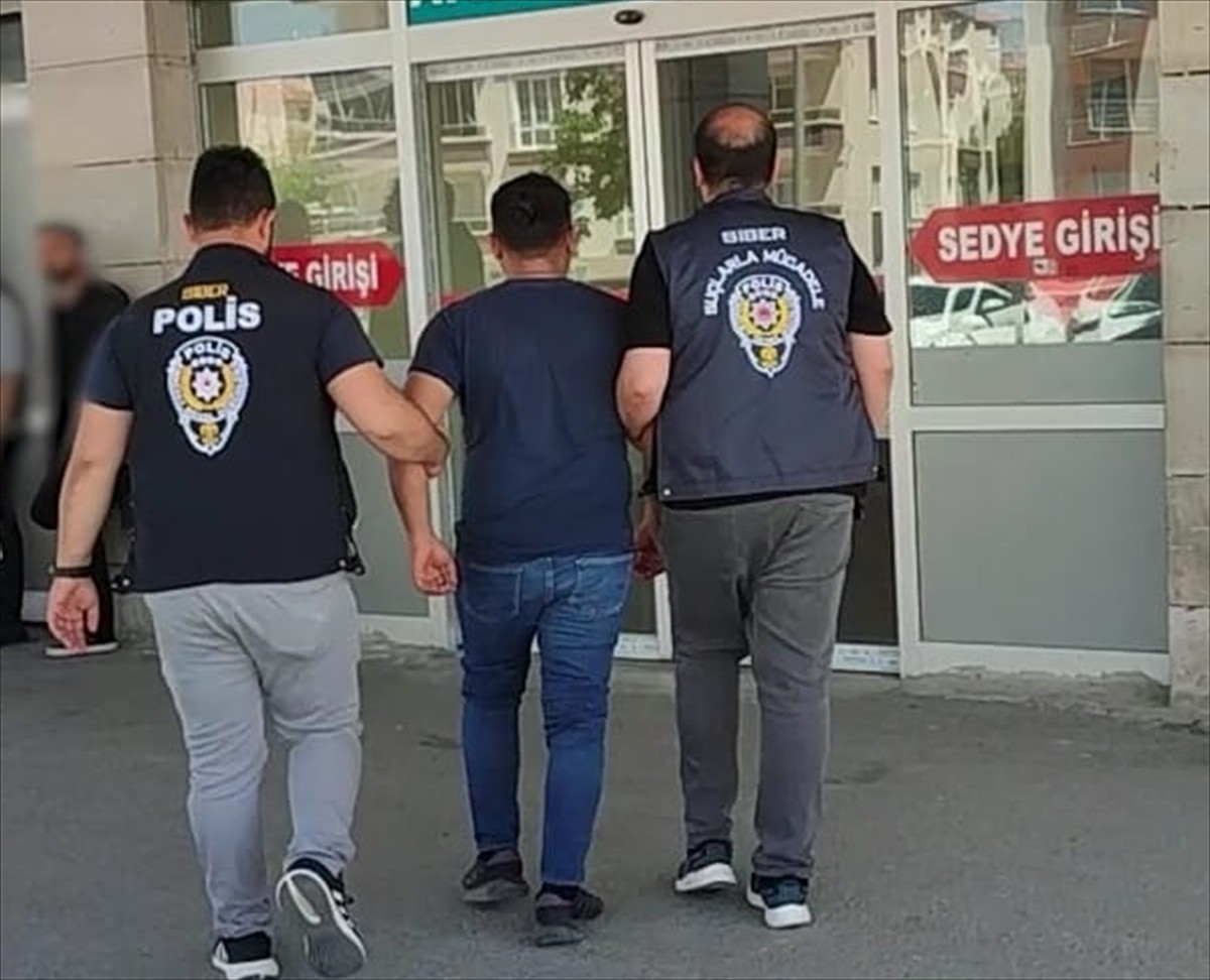 Kırşehir'de emekli bir kişiyi, "banka promosyonu" bahanesiyle dolandırdığı iddiasıyla gözaltına...