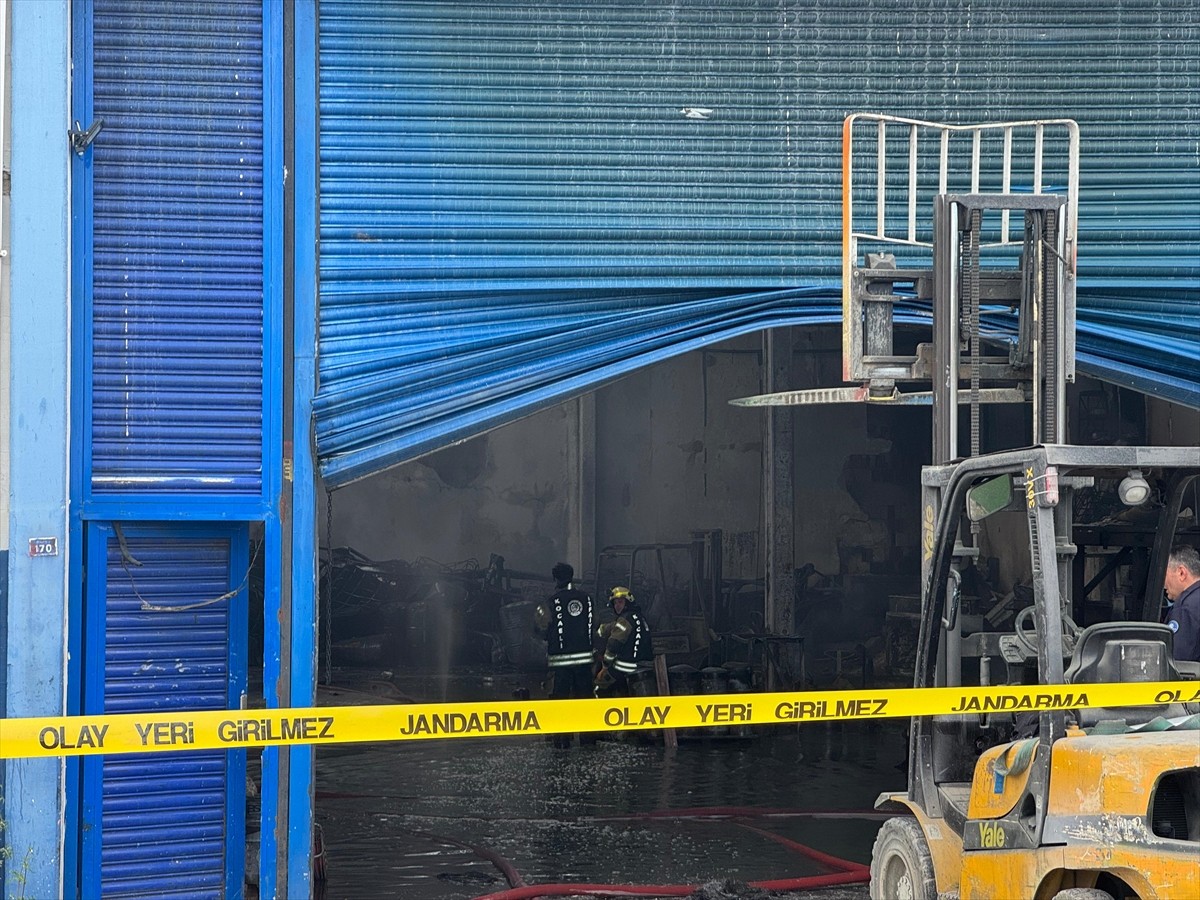 Kocaeli'nin Gebze ilçesindeki bir boya fabrikasında çıkan yangın itfaiye ekiplerince kontrol...