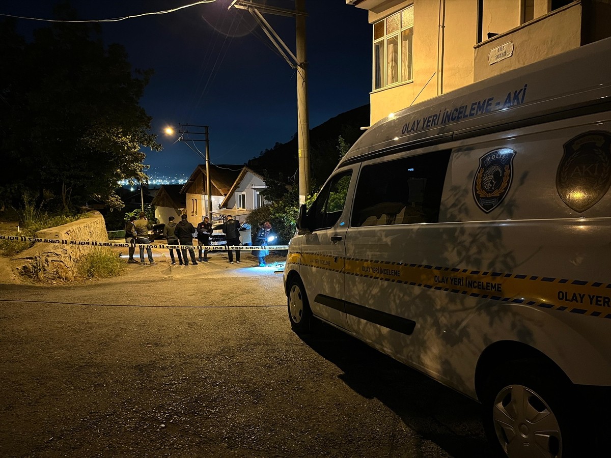 Kocaeli'nin İzmit ilçesinde aracında silahlı saldırıya uğrayan kişi ağır yaralandı.