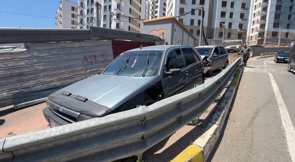 Kocaeli'nin İzmit ilçesinde meydana gelen trafik kazasında 2'si çocuk 5 kişi yaralandı.