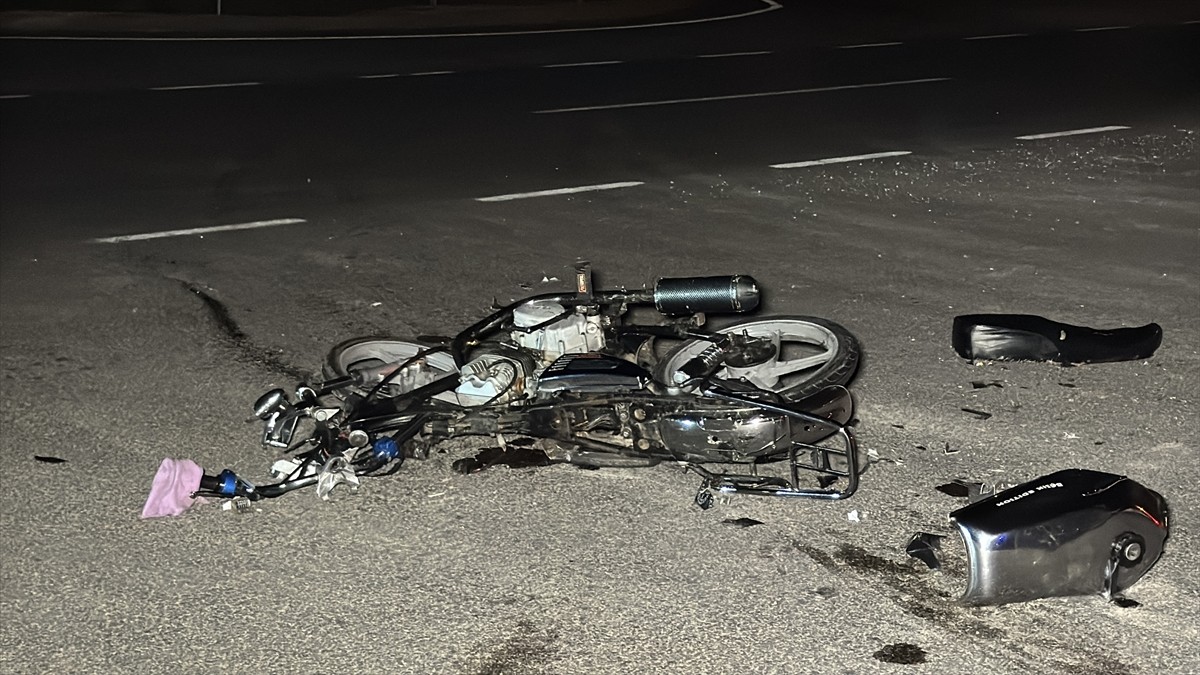 Kocaeli'nin İzmit ilçesinde otomobil ile motosikletin çarpışması sonucu 1 kişi öldü, 2 kişi...