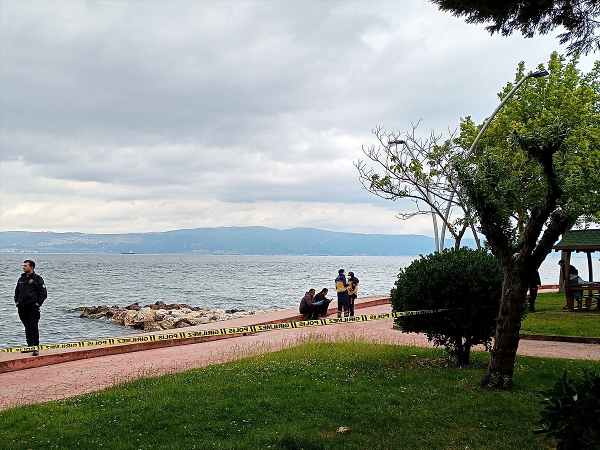 Kocaeli'nin Karamürsel ilçesinde sahildeki kayalıklarda erkek cesedi bulundu.