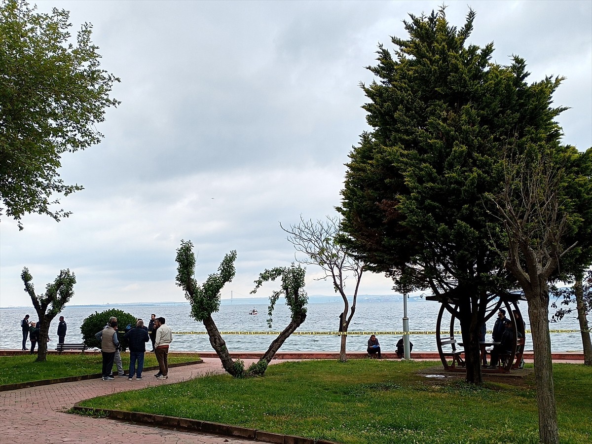 Kocaeli'nin Karamürsel ilçesinde sahildeki kayalıklarda erkek cesedi bulundu.