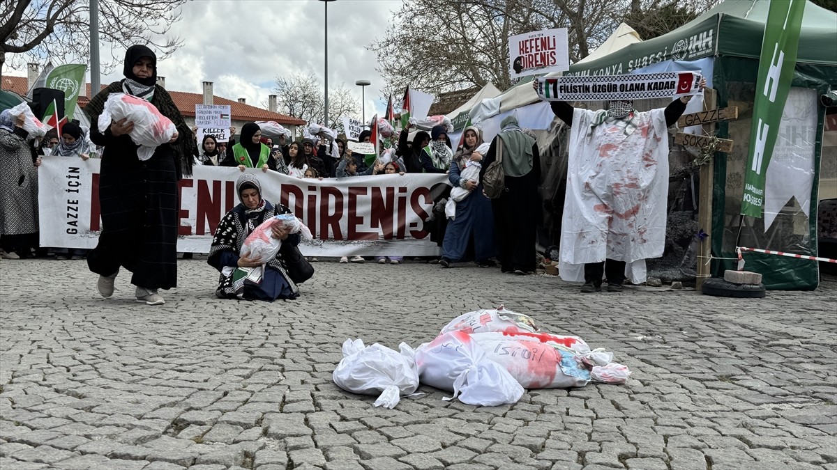 Konya'da kadınlar, İsrail'in Gazze'ye yönelik saldırılarında hayatını kaybeden bebek ve çocuklara...
