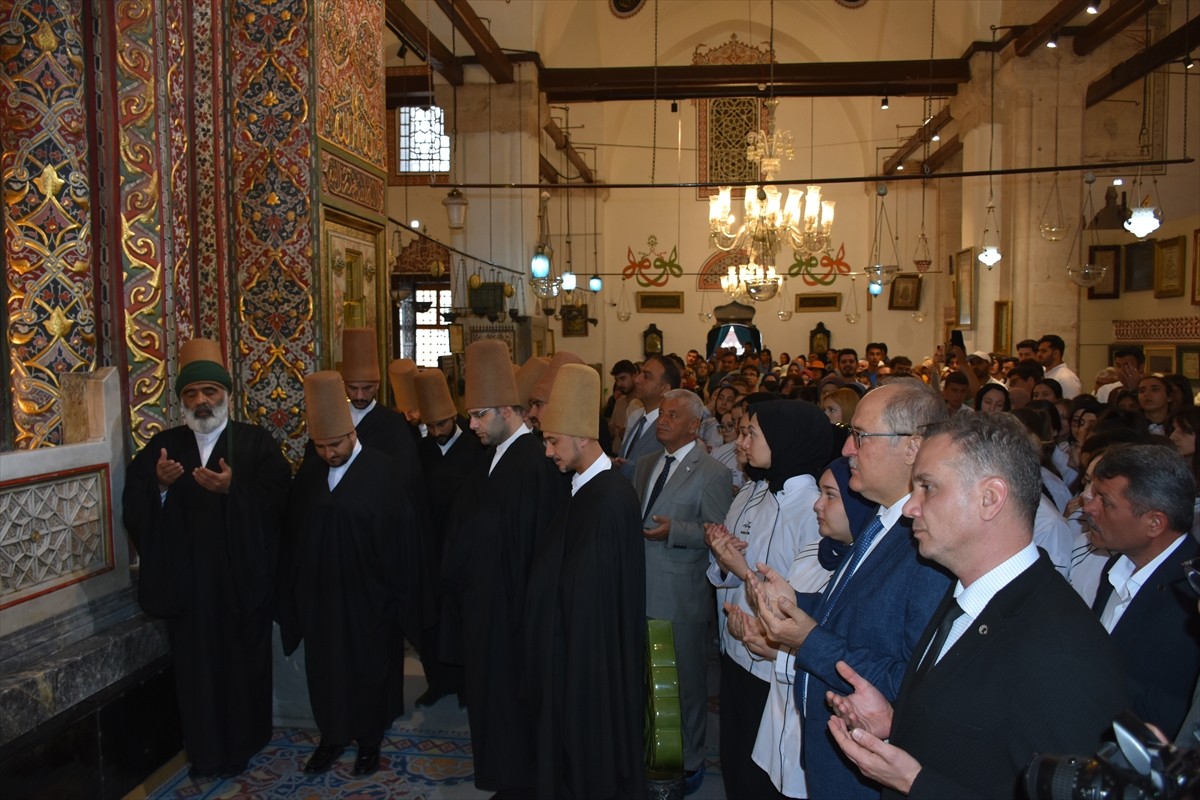 Konya'da "Türk Mutfağı Haftası" etkinlikleri kapsamında Mevlana'nın aşçısı olarak bilinen Ateşbaz...