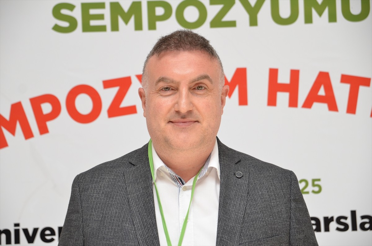 Konya'da Selçuk Üniversitesi (SÜ) ile Türk Biyokimya Derneği İstanbul Şubesi tarafından 3....