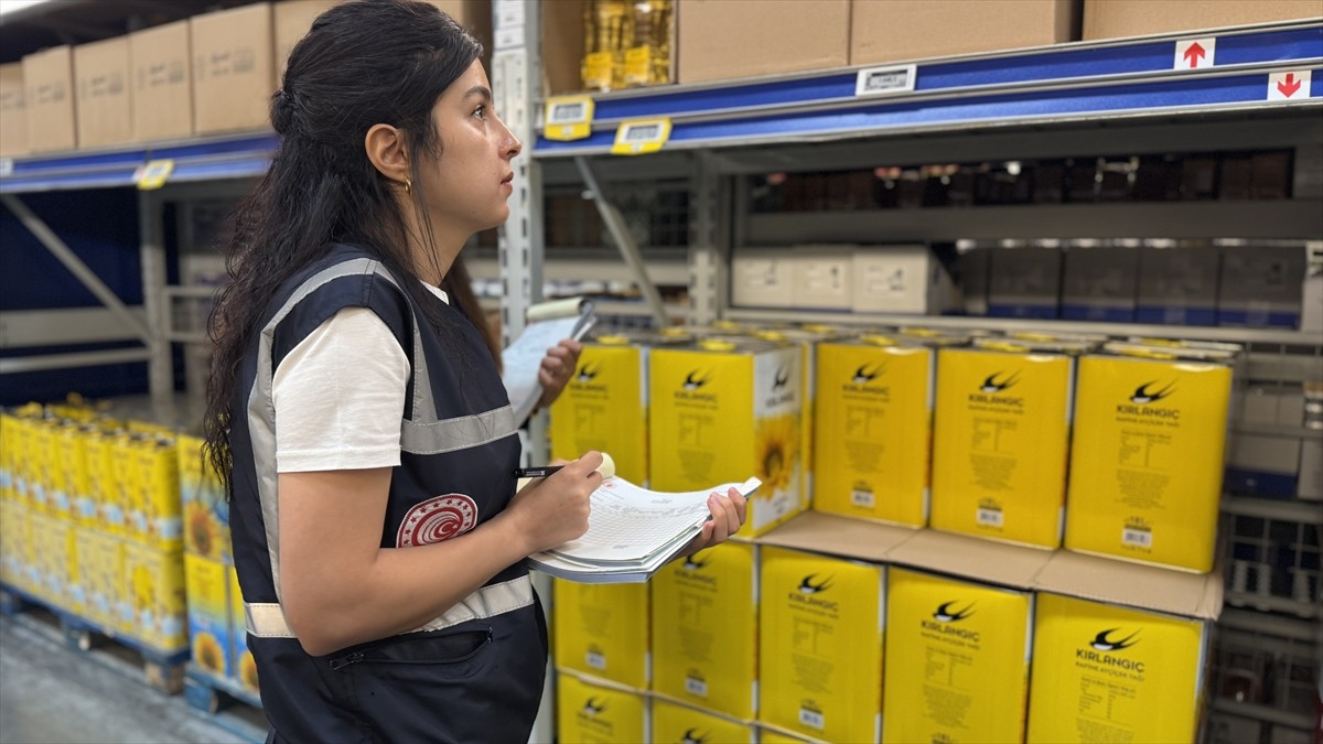 Konya'da Ticaret İl Müdürlüğü ekipleri, Kurban Bayramı öncesinde marketlerde temel gıda ve ihtiyaç...