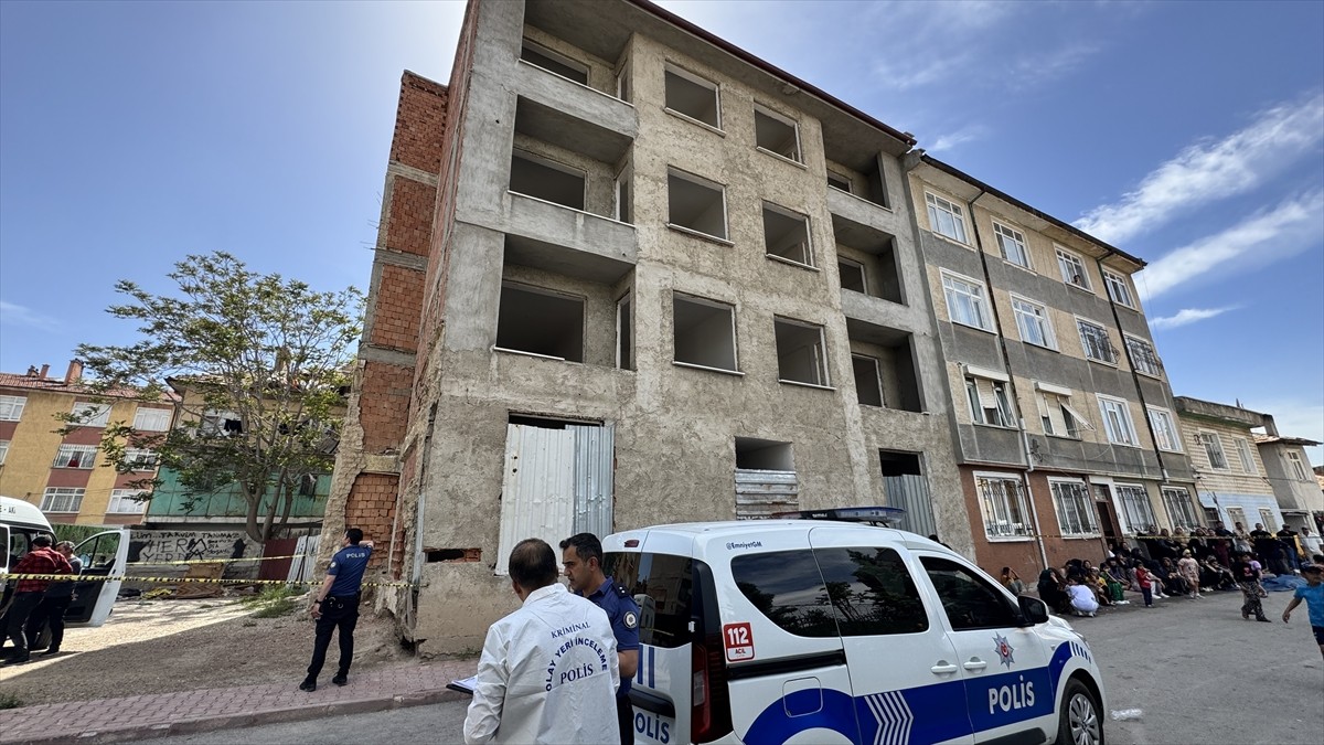 Konya'nın Karatay ilçesinde, inşaat halindeki bir binada erkek cesedi bulundu. Polis ekipleri olay...