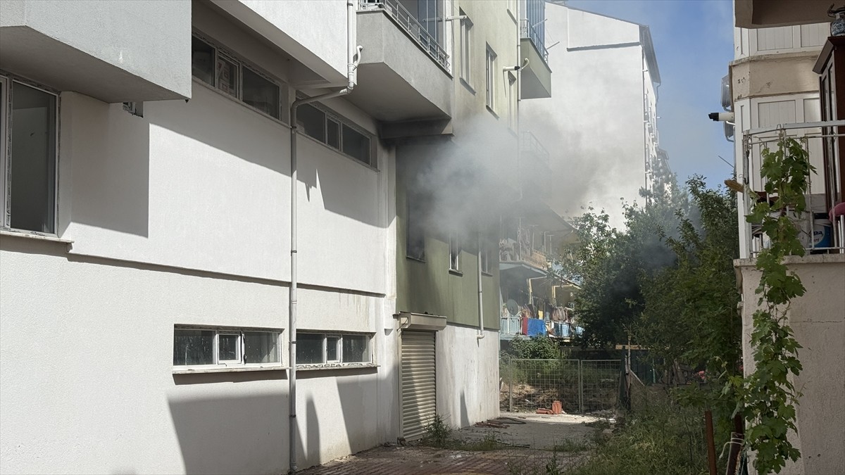 Konya'nın Seydişehir ilçesinde bir iş yerinde çıkan ve ekiplerin müdahalesiyle söndürülen yangın...