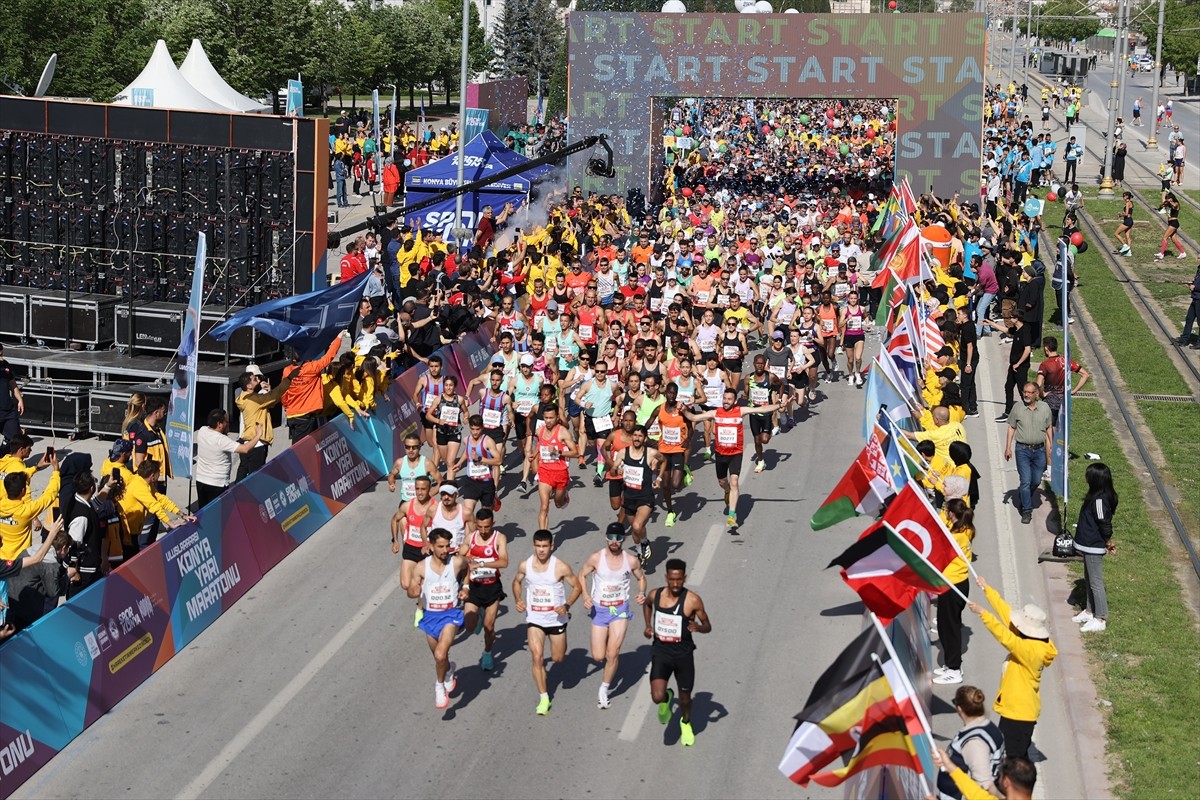 Konya Büyükşehir Belediyesince bu yıl dördüncüsü düzenlenen Uluslararası Konya Yarı Maratonu'nu 37...