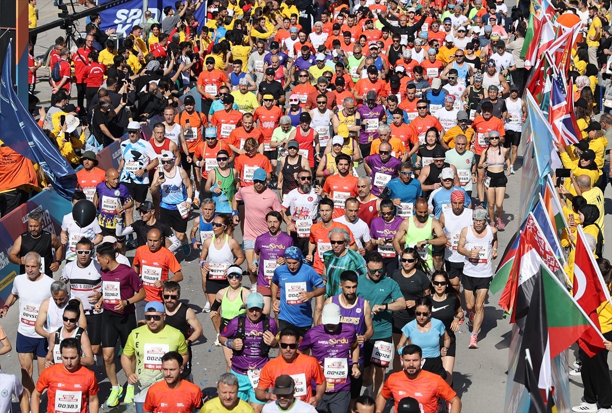 Konya Büyükşehir Belediyesince bu yıl dördüncüsü düzenlenen Uluslararası Konya Yarı Maratonu'nu 37...