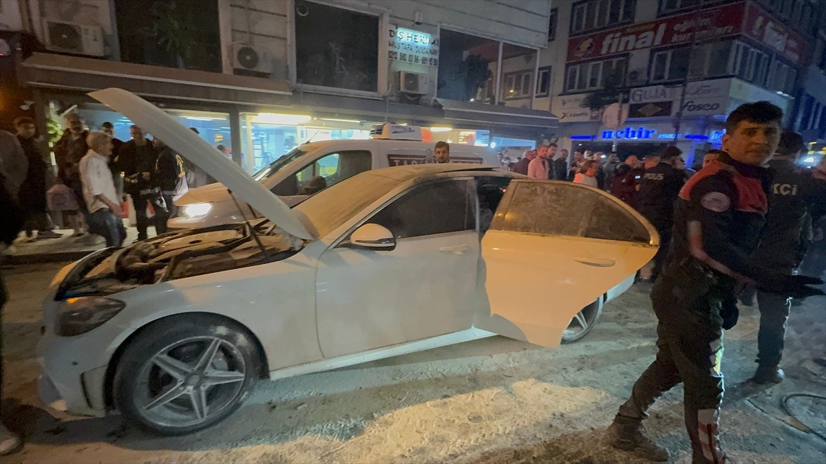 Küçükçekmece'de, Galatasaray'ın şampiyonluk kutlamaları sırasında içinde havai fişek patlayan...