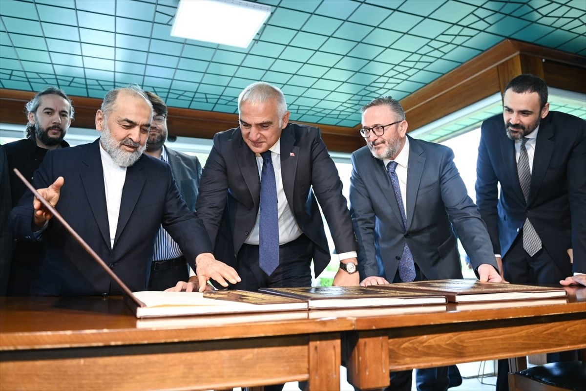 Kültür ve Turizm Bakanı Mehmet Nuri Ersoy, "İstanbul Mushafı"na ev sahipliği yapan Beykoz'daki...