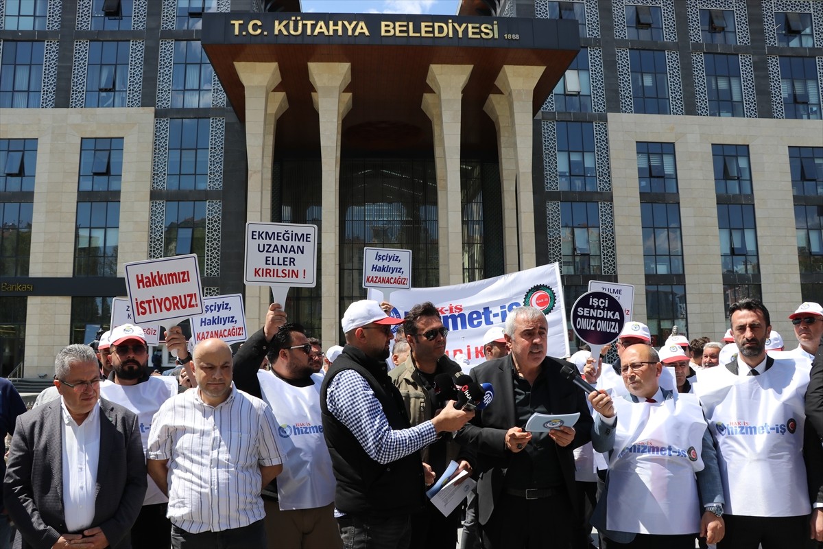 Kütahya'da belediye işçilerinin işten çıkarılması HAK-İŞ'e bağlı Hizmet-İş Sendikası üyelerince...
