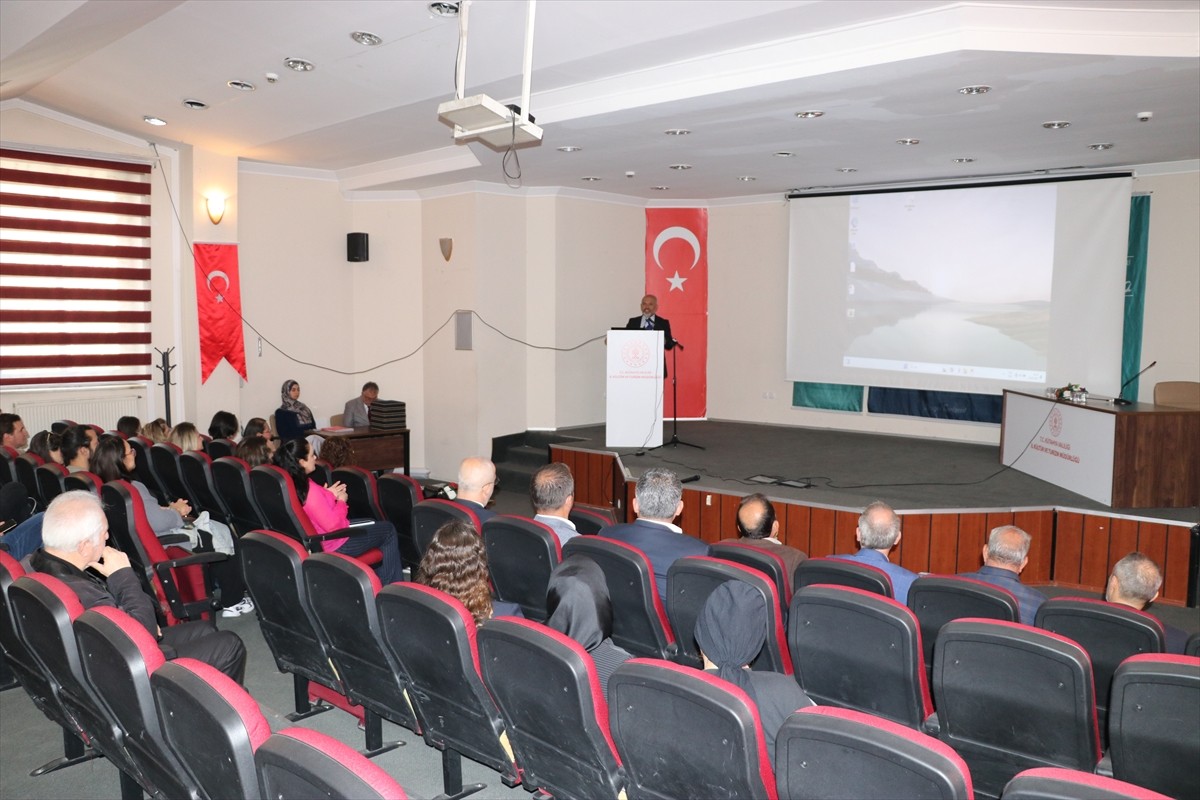  Kütahya'da kazı başkanlarının katıldığı, "Arkeolojik Kazılar ve Yüzey Araştırmaları" konulu...