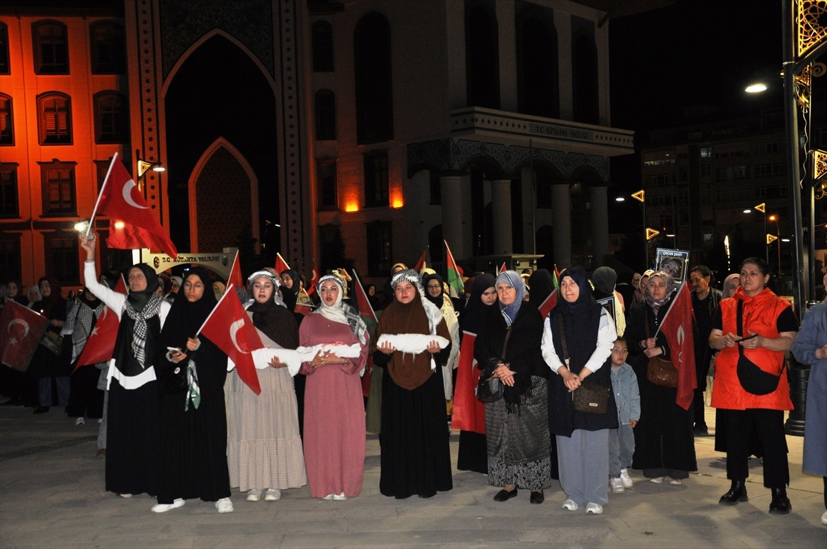 Kütahya'da sivil toplum kuruluşları, Gazze'ye saldırılarını sürdüren İsrail'i protesto etmek ve...