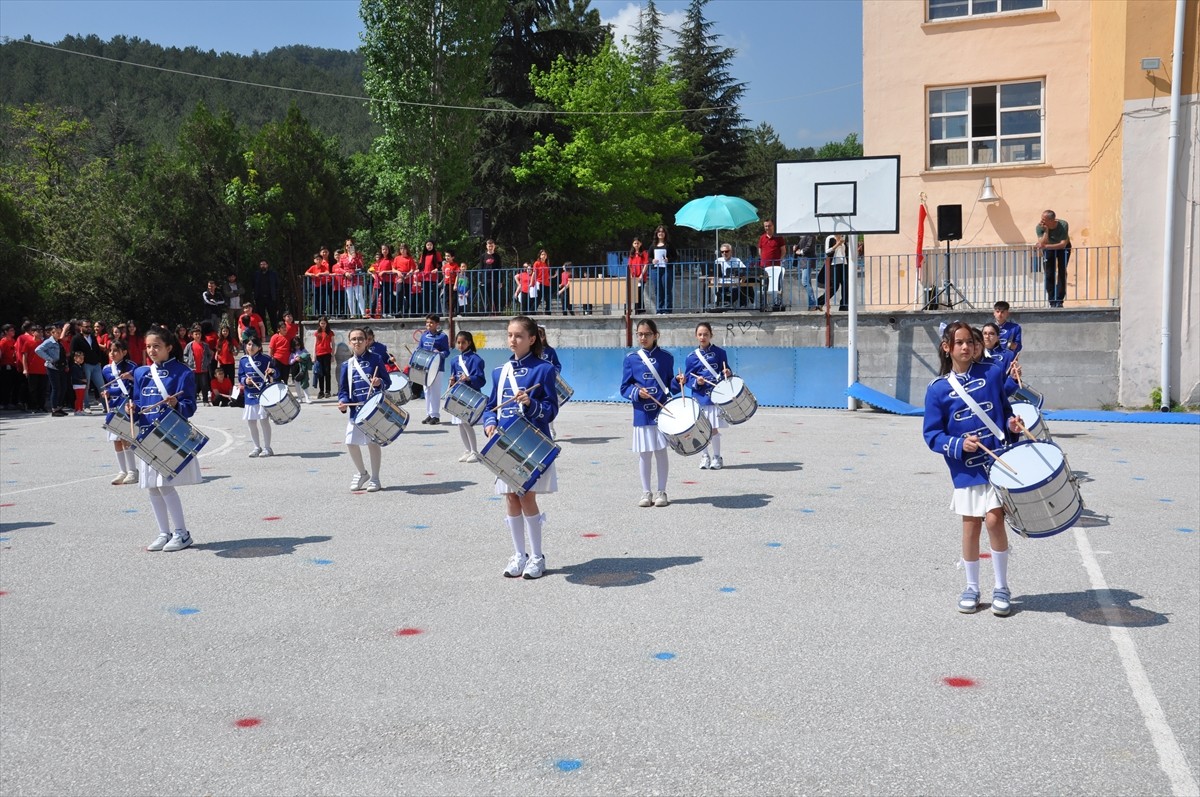 Kütahya'daki Şehitler Ortaokulu'nda, 19 Mayıs Atatürk'ü Anma, Gençlik ve Spor Bayramı dolayısıyla...