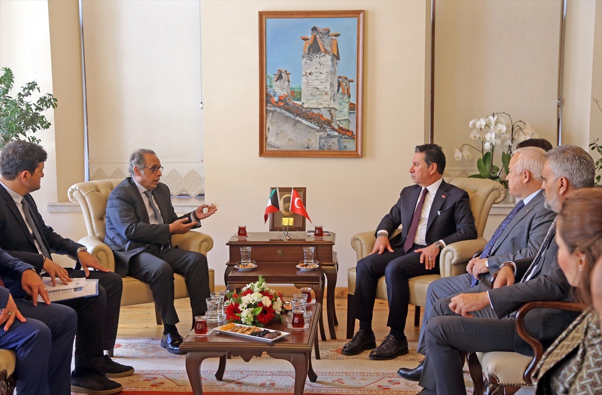 Kuveyt'in Ankara Büyükelçisi Abdülaziz Ahmed Al-Adwani​​​​​​​ (sol 2), Muğla Büyükşehir Belediye...