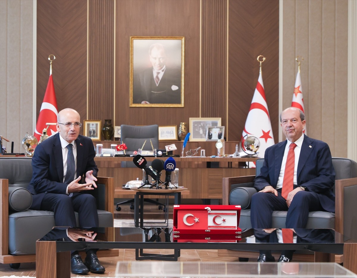 Kuzey Kıbrıs Türk Cumhuriyeti (KKTC) Cumhurbaşkanı Ersin Tatar (sağda), KKTC'de bulunan Hazine ve...